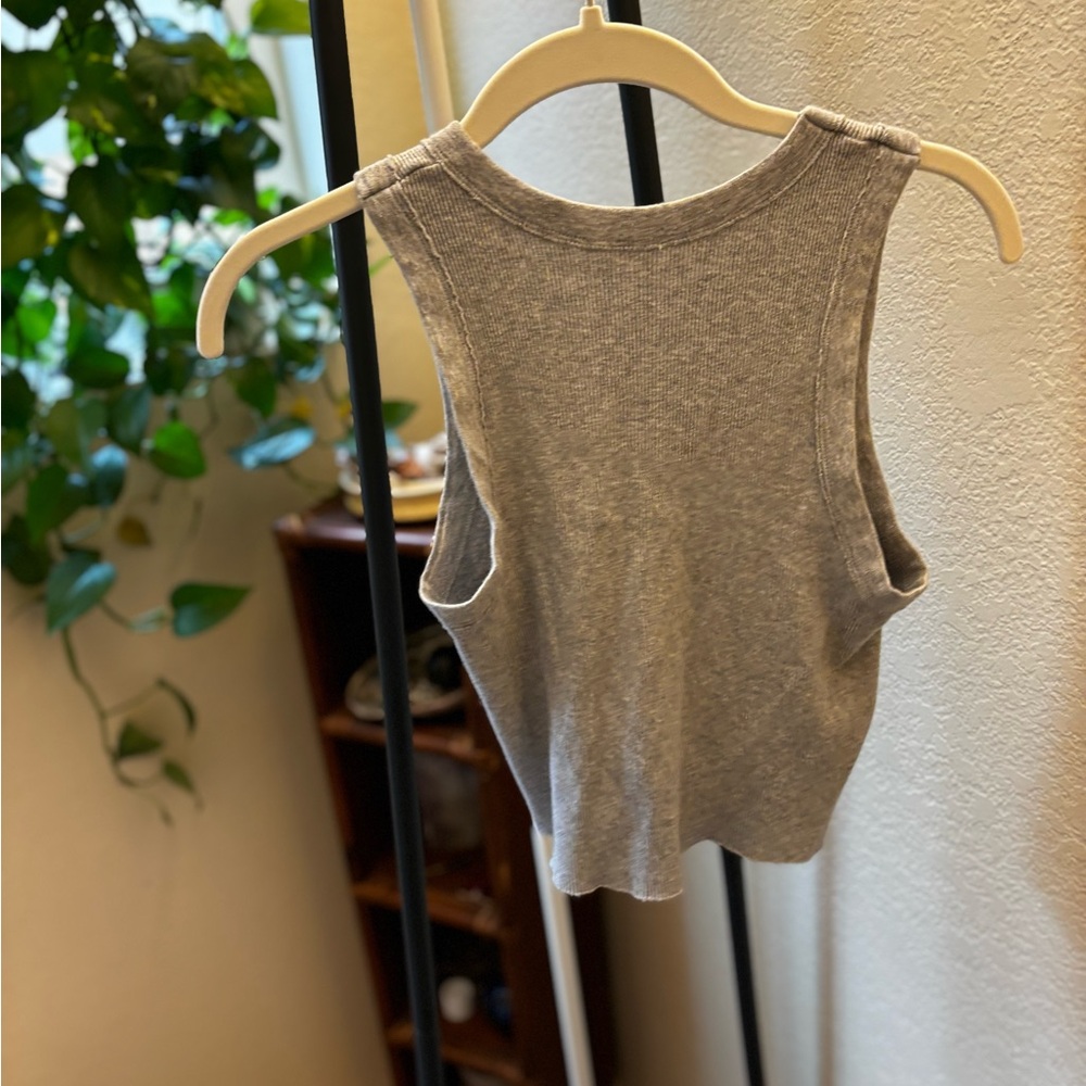 Cropped Ribbed Tank Top - Picture 2 of 3